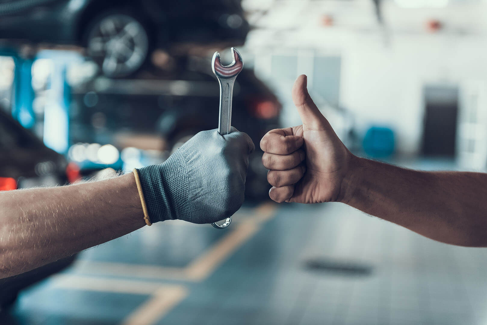 EPR Auto Clinic in Newark, NJ 1 Satisfied customer and an EPR Auto Clinic mechanic giving a thumbs up, showing trust in our Newark auto repair services